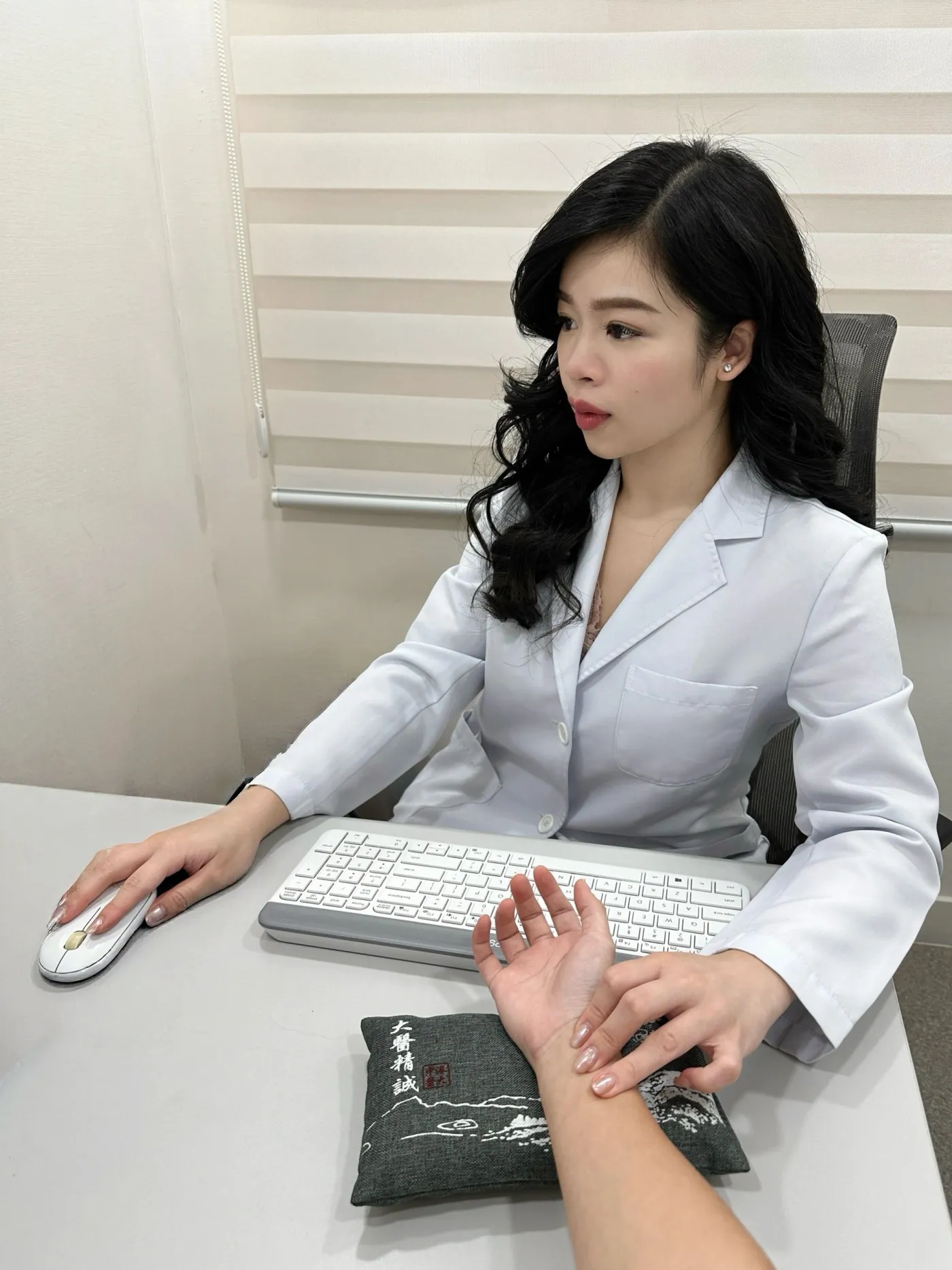 Elizabeth 為病人把脈